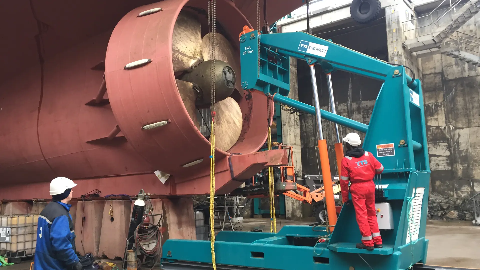 Propeller puller in operation in dry dock